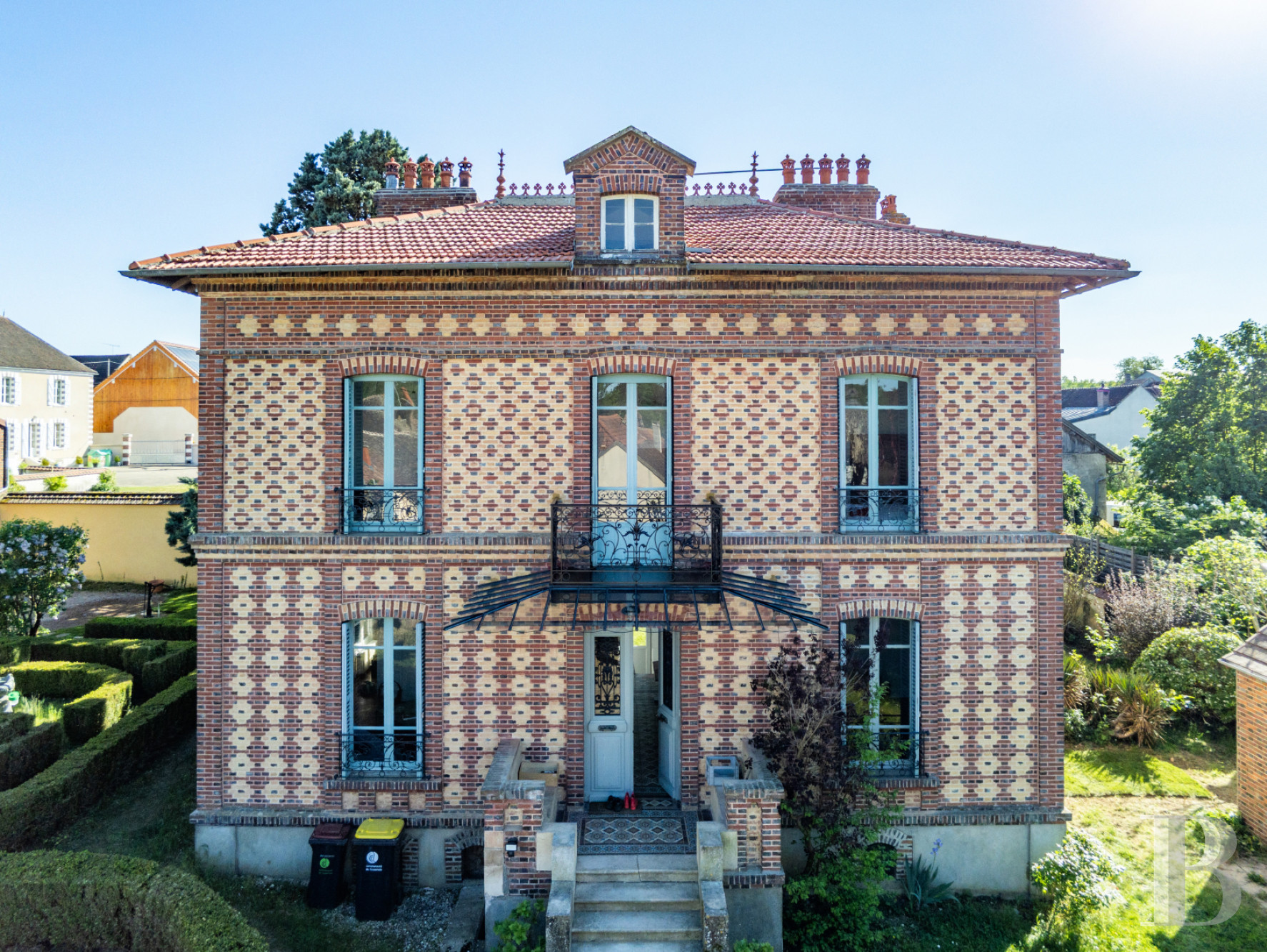 En Bourgogne, près de Chablis,  une maison de village du 19e siècle parée de briques - photo  n°1